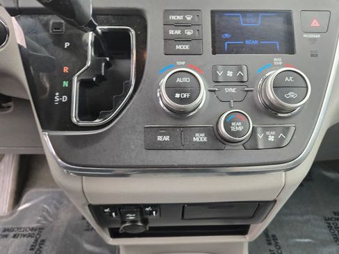 Used 2018 Toyota Sienna XLE w/ XLE Navigation Package FWD image 14