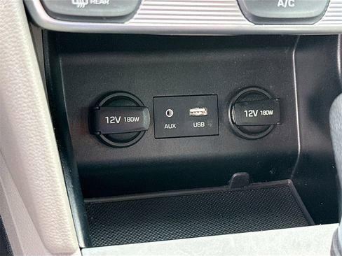 Used 2019 Hyundai Elantra SE image 18