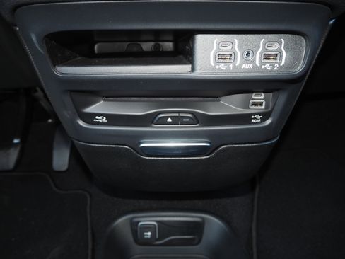 New 2025 Chrysler Pacifica Select w/ Uconnect Theater Family Group image 29