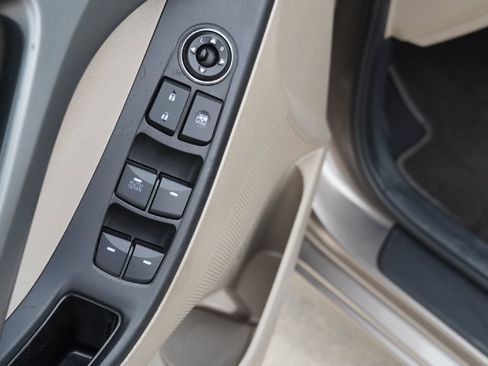 Used 2015 Hyundai Elantra SE image 18