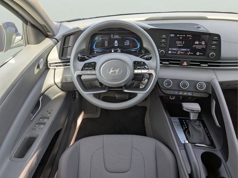 Certified 2025 Hyundai Elantra SE FWD image 28