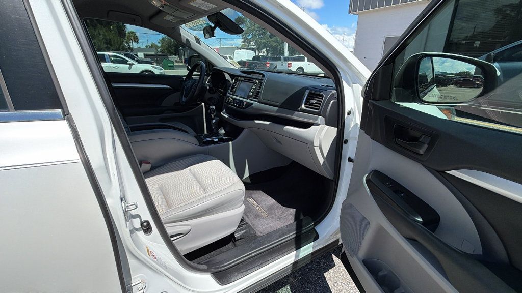 Used 2018 Toyota Highlander Plus FWD image 27