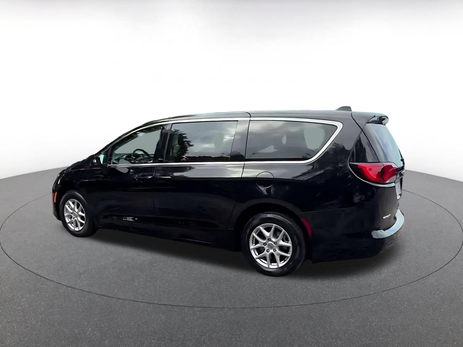 Used 2024 Chrysler Voyager LX FWD image 9