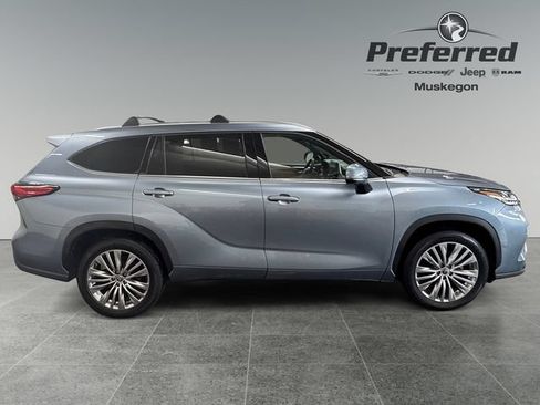 Used 2023 Toyota Highlander Platinum FWD image 8