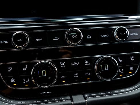 New 2025 Bentley Bentayga image 37