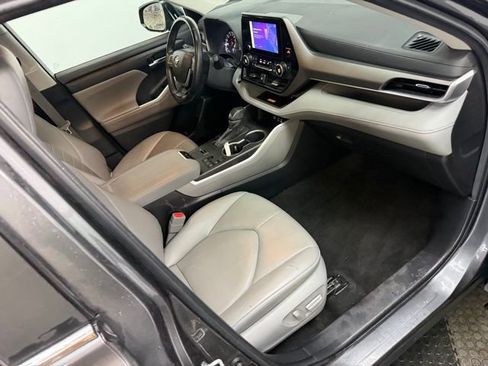 Used 2023 Toyota Highlander XLE FWD image 27