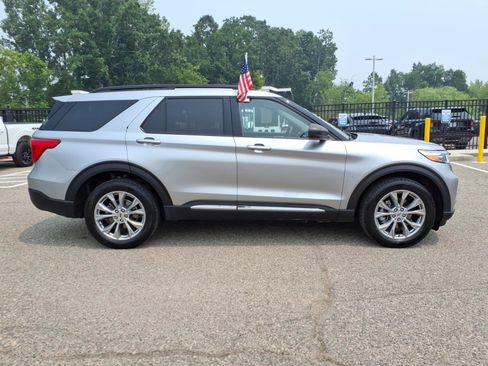 Used 2023 Ford Explorer XLT w/ Equipment Group 202A AWD/4WD image 9