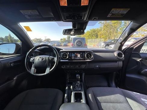 Used 2019 Toyota Tacoma TRD Off-Road w/ Technology Package AWD/4WD image 2