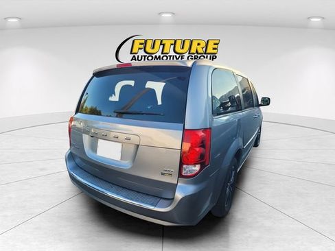 Used 2017 Dodge Grand Caravan SXT FWD image 3