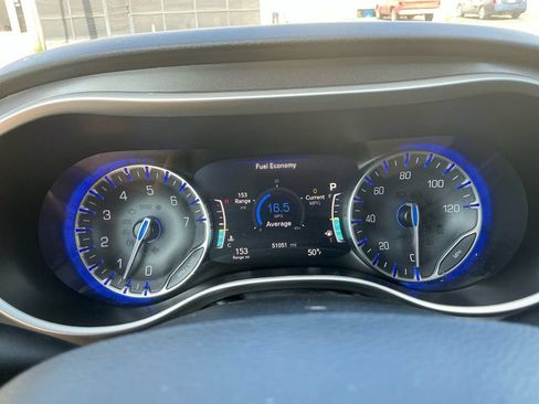 Used 2024 Chrysler Pacifica Touring-L FWD image 19