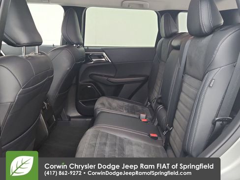 Used 2025 Mitsubishi Outlander SE image 29