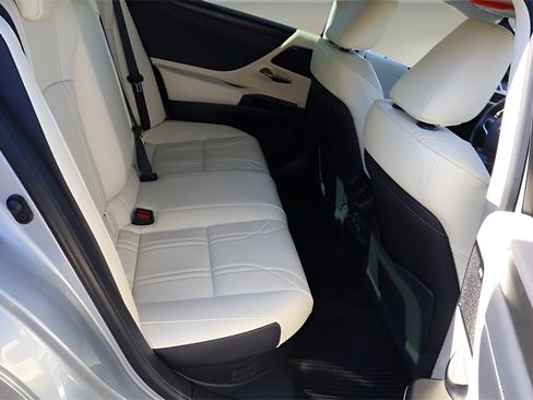 Used 2022 Lexus ES 300h w/ Luxury Package image 17