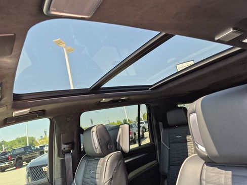 Certified 2025 Cadillac Escalade ESV V AWD/4WD image 14