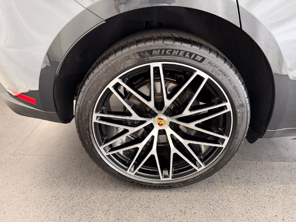 Certified 2026 Porsche Macan AWD/4WD image 12
