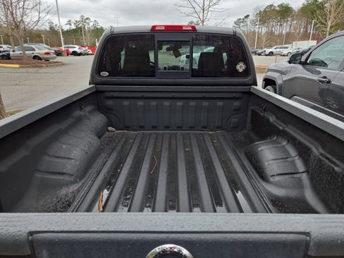 Used 2009 Nissan Frontier SE w/ SE Value Truck Pkg AWD/4WD image 4