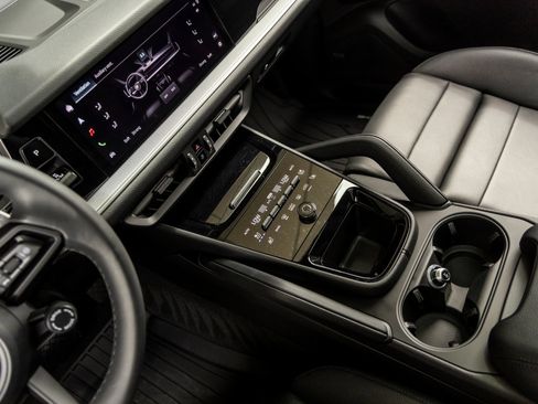 Certified 2026 Porsche Cayenne AWD/4WD image 32