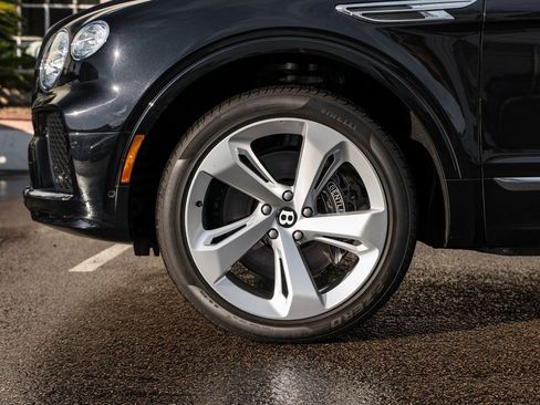 Used 2025 Bentley Bentayga V8 image 6