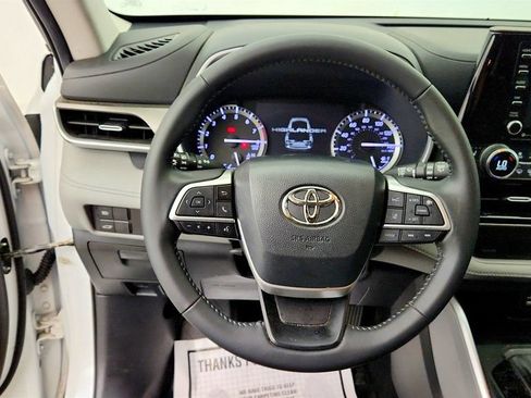 Used 2022 Toyota Highlander XLE AWD/4WD image 14