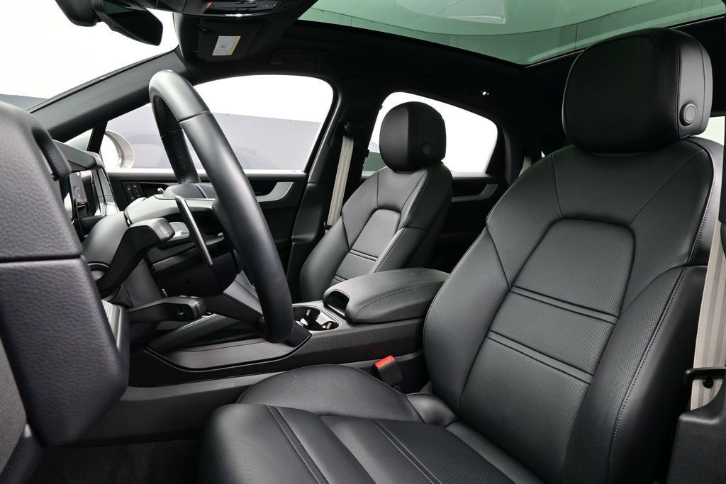 Certified 2024 Porsche Cayenne Coupe AWD/4WD image 5