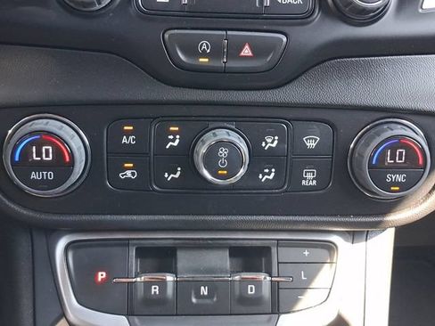 Used 2024 GMC Terrain SLT w/ Tech Package FWD image 5