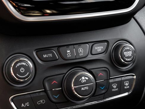 Used 2022 Jeep Cherokee Limited image 35