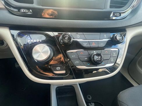 Used 2017 Chrysler Pacifica Touring image 19