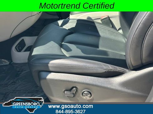 Used 2024 Chrysler Pacifica Touring-L FWD image 11
