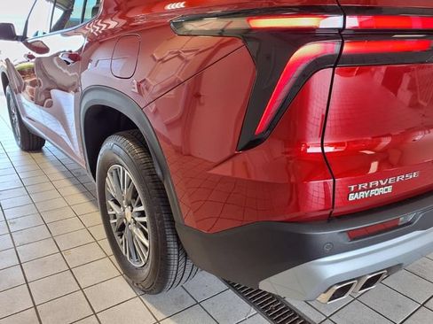Used 2025 Chevrolet Traverse LT FWD image 23