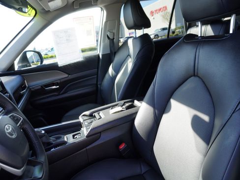 Used 2025 Toyota Grand Highlander AWD image 25