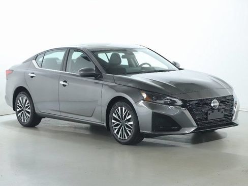 Used 2024 Nissan Altima 2.5 SV w/ SV Premium Package AWD/4WD image 9