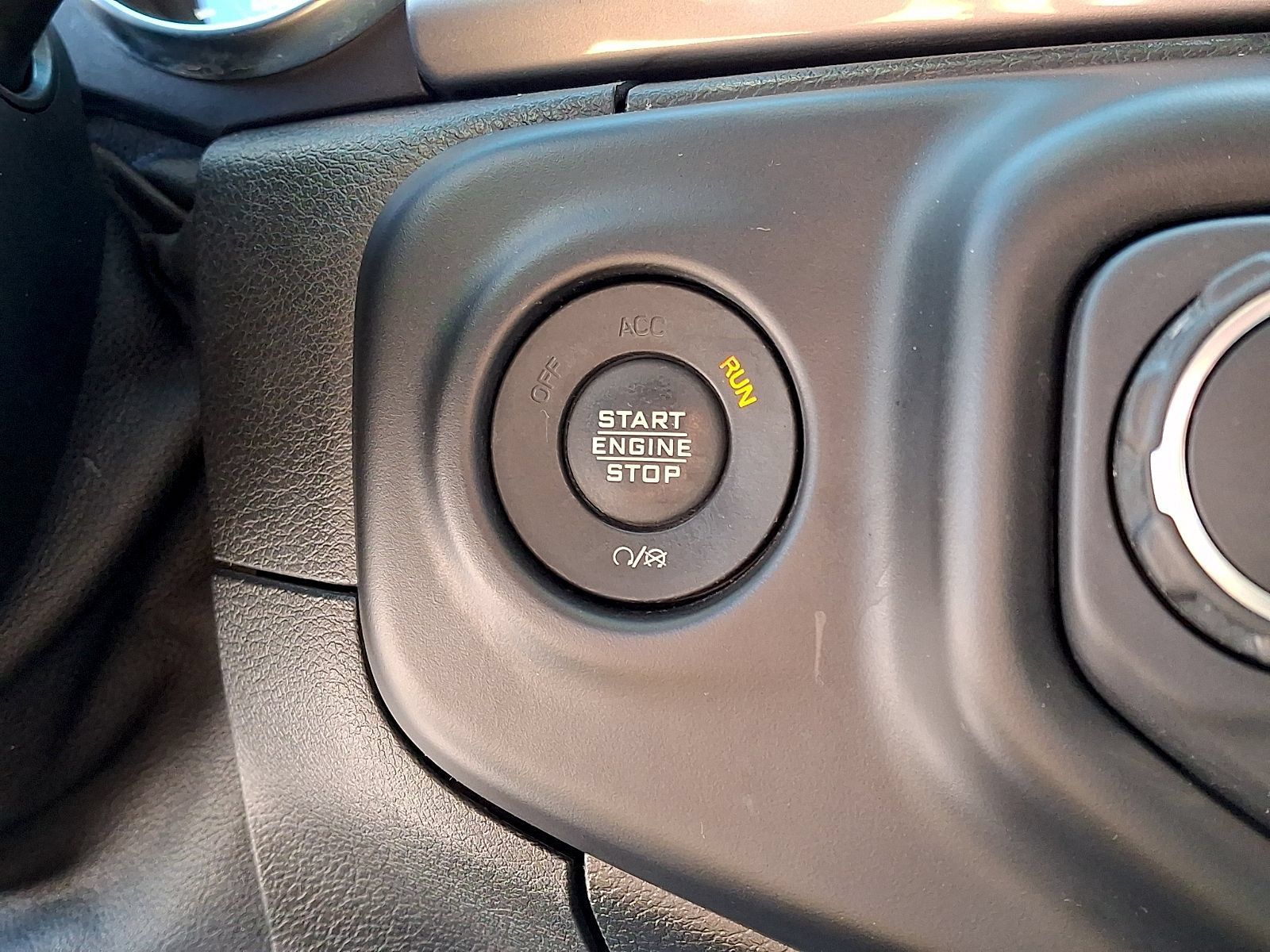 Used 2020 Jeep Wrangler Unlimited Sahara AWD/4WD image 21