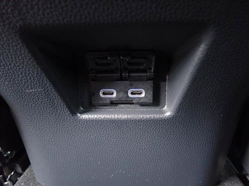 Used 2024 Toyota Venza XLE AWD/4WD image 11