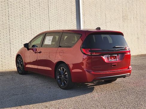 New 2026 Chrysler Pacifica Select image 3
