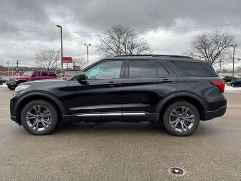 Used 2025 Ford Explorer Active w/ Active Comfort Package image 2