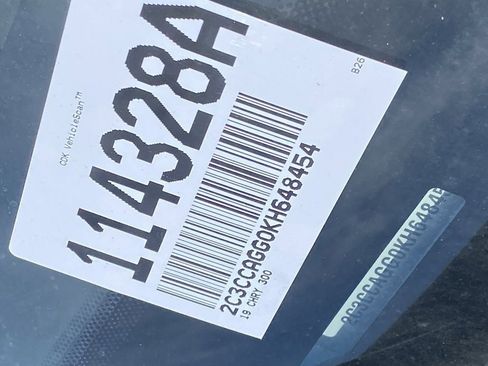 Used 2019 Chrysler 300 S image 11