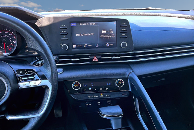 Used 2022 Hyundai Elantra SEL FWD image 9