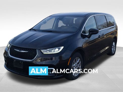 Used 2023 Chrysler Pacifica Touring-L image 1