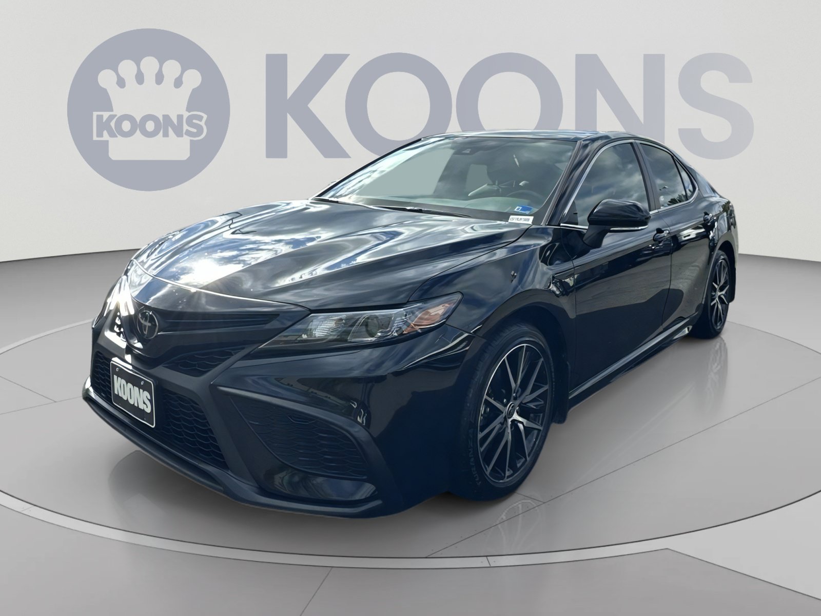 Used 2024 Toyota Camry SE w/ Cold Weather Package FWD image 5