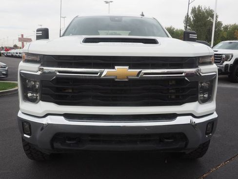 Used 2024 Chevrolet Silverado 2500 LT image 2