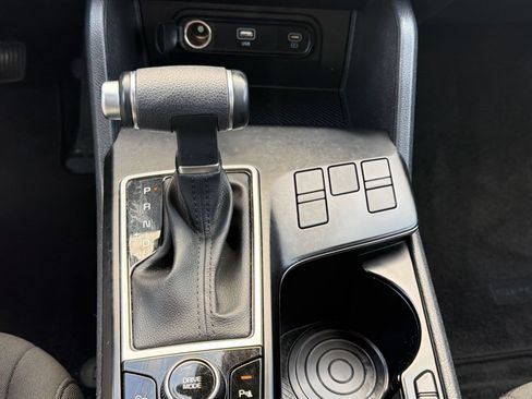 Used 2025 Kia Sportage LX FWD image 17