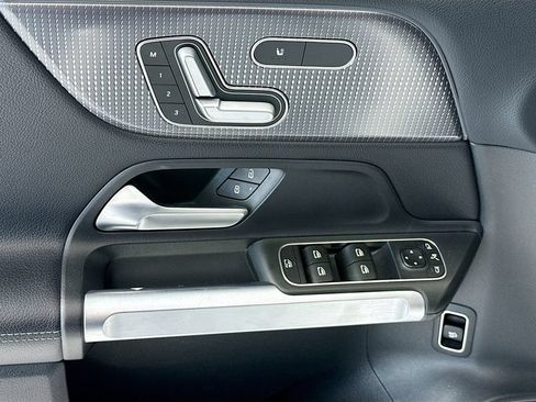 Used 2023 Mercedes-Benz GLB 250 image 23