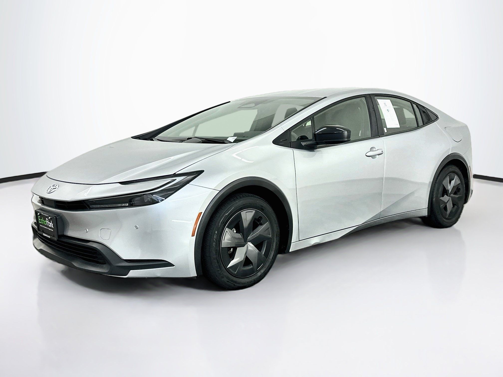 Used 2025 Toyota Prius LE FWD image 3