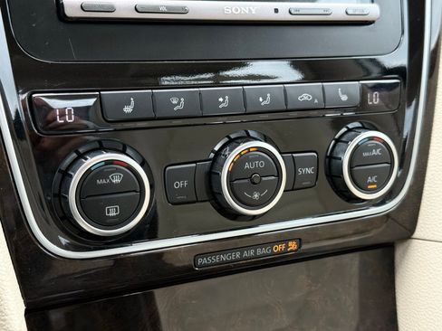 Used 2014 Volkswagen Passat 1.8T SEL Premium image 35