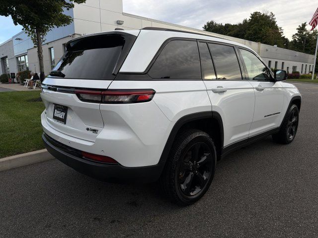 Used 2023 Jeep Grand Cherokee Altitude AWD/4WD image 8
