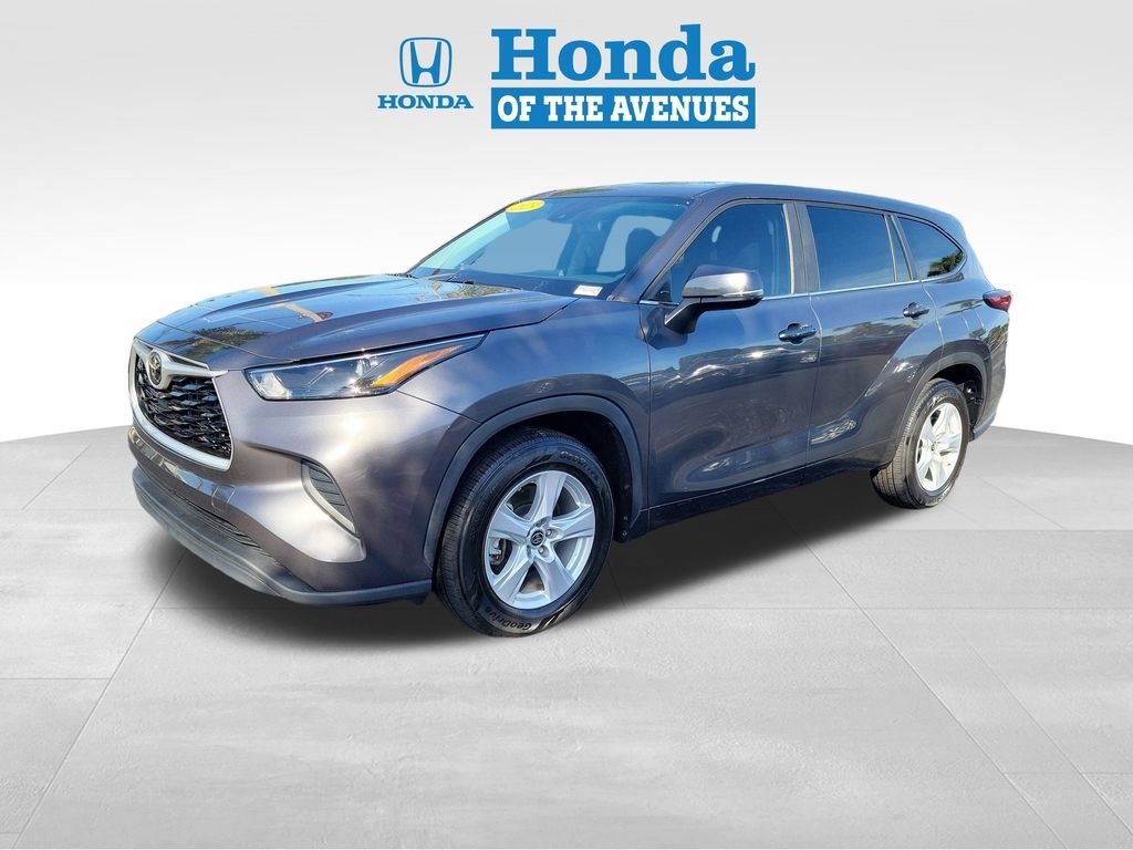 Used 2023 Toyota Highlander L FWD image 2