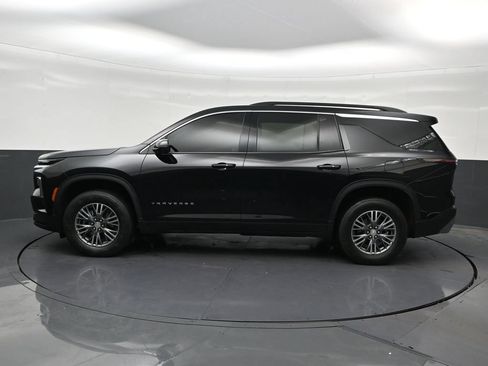 Used 2025 Chevrolet Traverse LT w/ Driver Confidence Package FWD image 2
