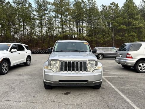 Used 2010 Jeep Liberty Limited w/ Chrome Accents Group image 2
