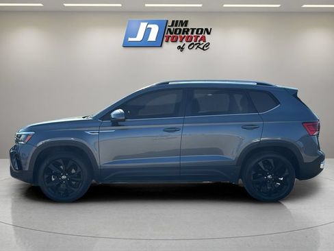 Used 2023 Volkswagen Taos SE w/ Panoramic Sunroof Package FWD image 8