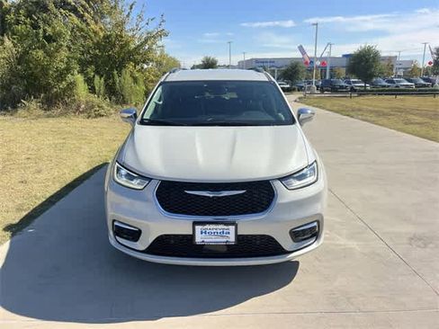 Used 2021 Chrysler Pacifica Limited w/ Uconnect Theater Family Group image 7