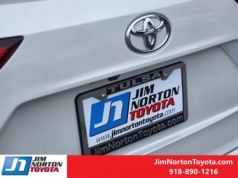 Used 2023 Toyota Highlander XLE AWD/4WD image 12